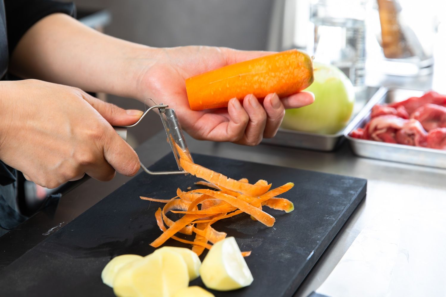 人参の皮をむいている