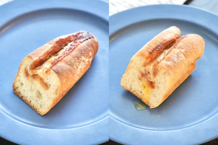 木のカッティングボードと青い皿にのったバターのせ明太フランスパンの断面とストライプの布