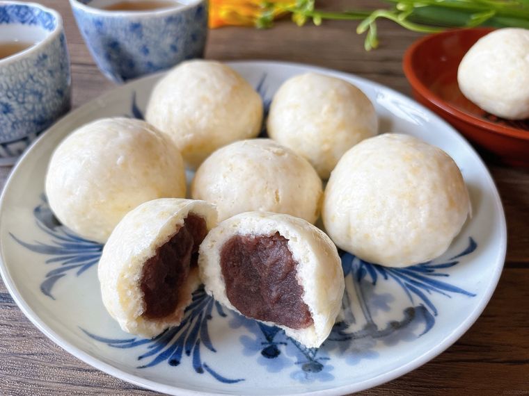 和皿に並んだ蒸しまんじゅう