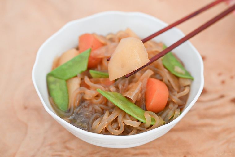 箸で持ち上げた肉なし肉じゃが