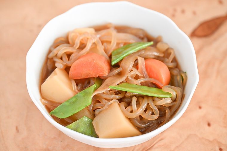 白い皿に入った肉なし肉じゃが