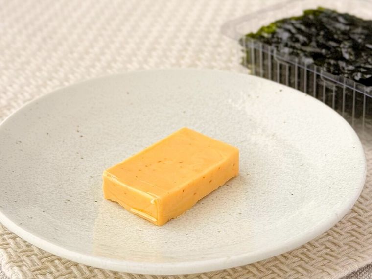 白皿にのった「ベビーチーズ 炙り明太子風味」と韓国のりが置かれている様子