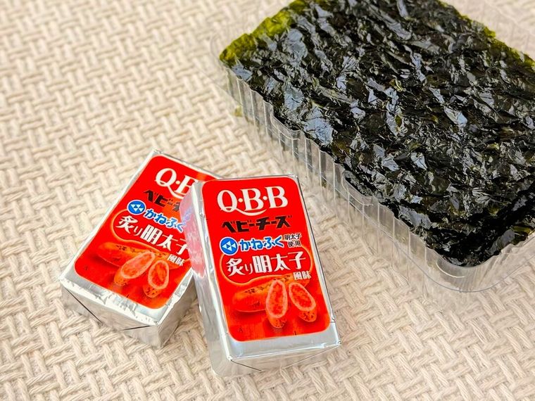 「ベビーチーズ 炙り明太子風味」と韓国のりが並んでいる様子