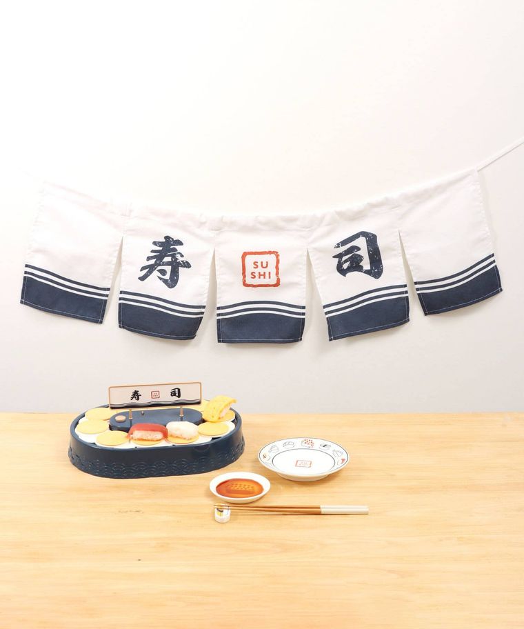 のれん、電動回転寿司キット、醤油皿、取り皿が置かれている
