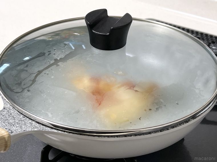 冷めたピザをフライパンで温め直している様子