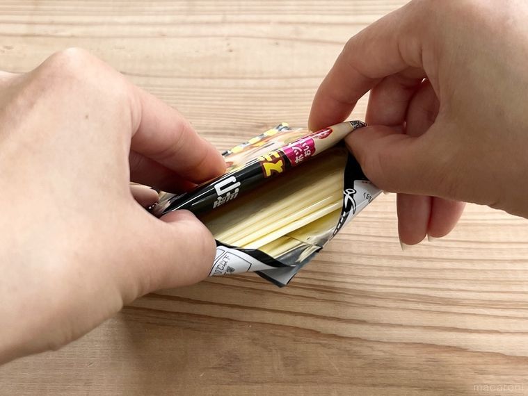 スライスチーズの袋の口を中に折り込んでいる様子