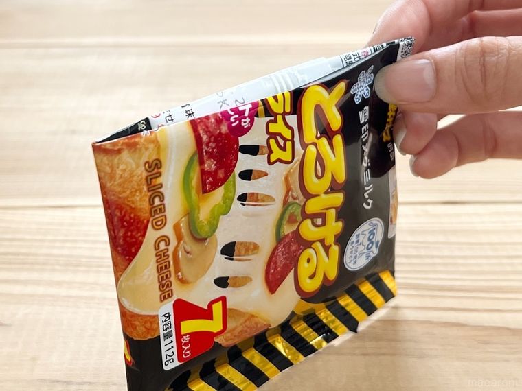 スライスチーズの袋の口を中に折り込んだ様子