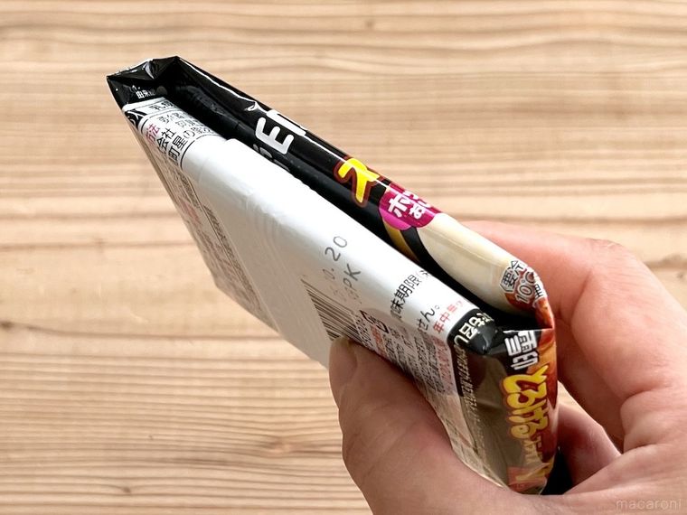 スライスチーズの袋の口を中に折り込んだ様子