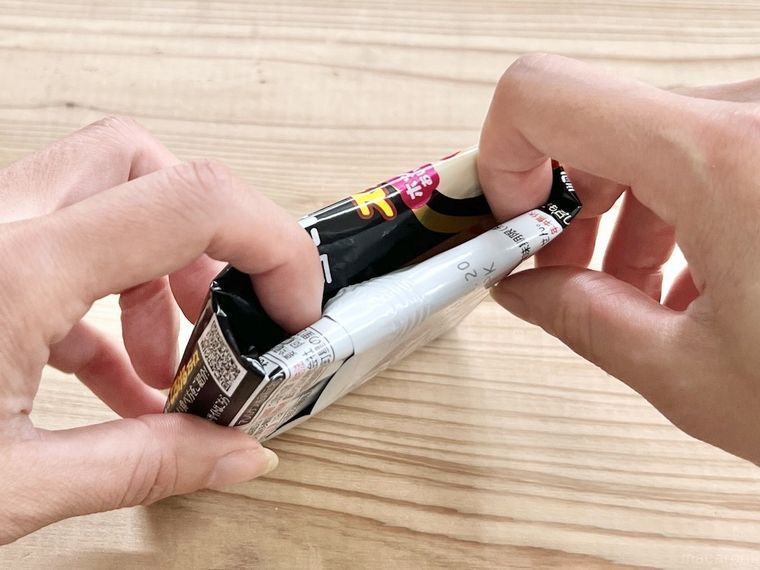 スライスチーズの袋の口を中に折り込んだ様子