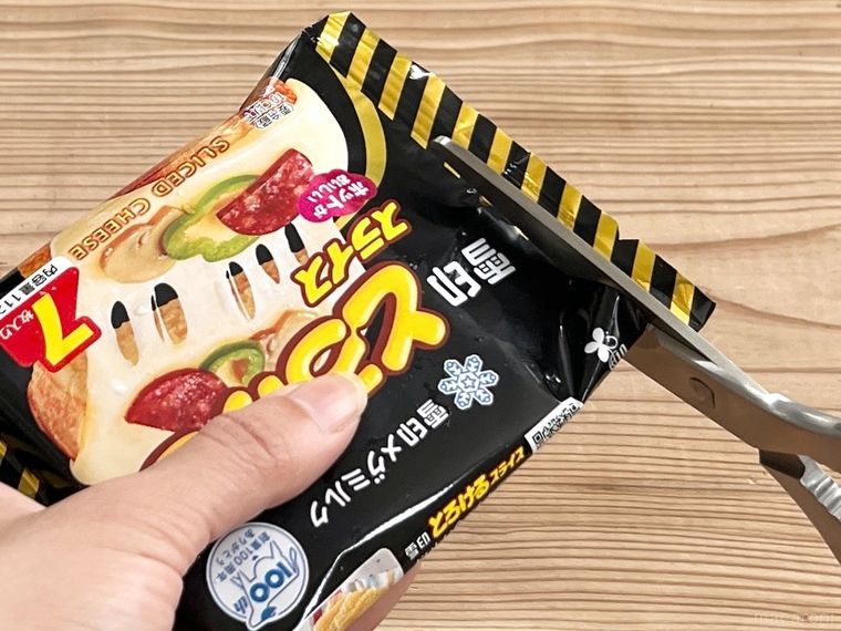 スライスチーズの袋をハサミで開けている様子