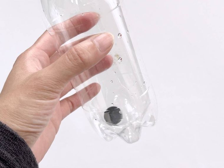 ペットボトルの中にマグネットを入れた様子