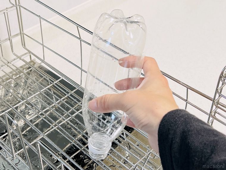 ペットボトルを乾かしている様子
