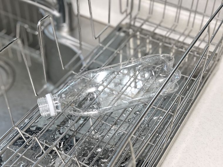 ペットボトルを乾かしている様子