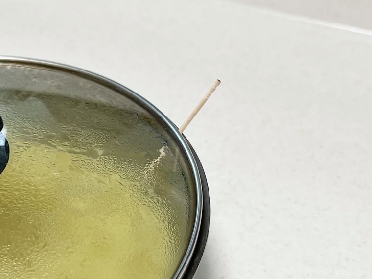 鍋とフタの間につまようじを挟んだ様子