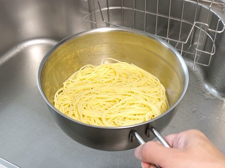 湯切りしたパスタ