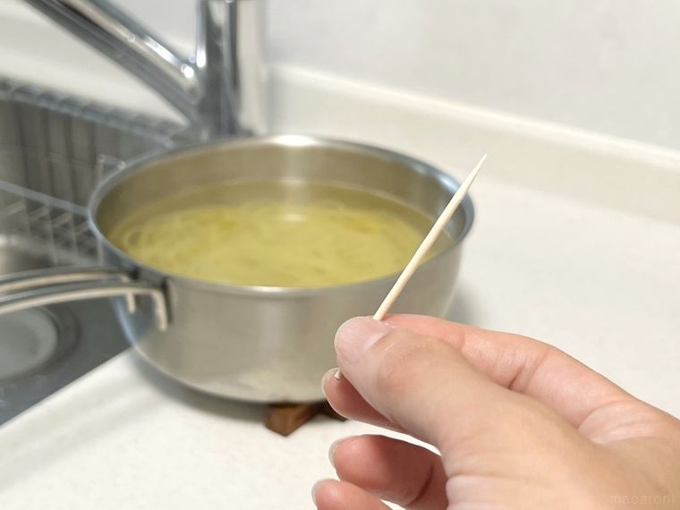 ゆでたパスタとつまようじ