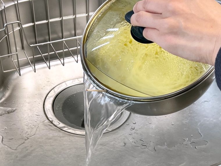 パスタを湯切りしている様子
