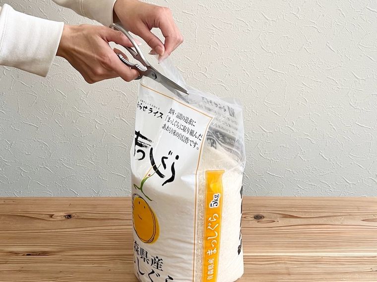 お米の袋を開けている様子