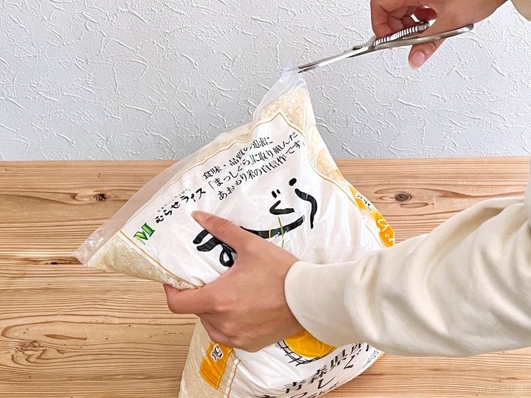 お米の袋を開けようとしている様子