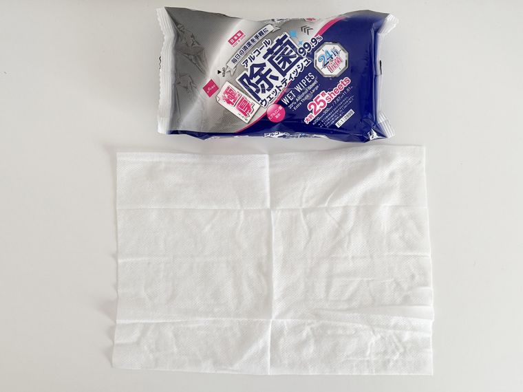 ダイソーアルコール20除菌大判ウェット極厚、25枚、24h抗菌のパッケージと中身