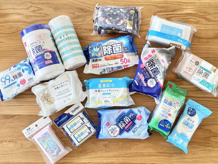 テーブルに並ぶ100均のウェットティッシュ15種