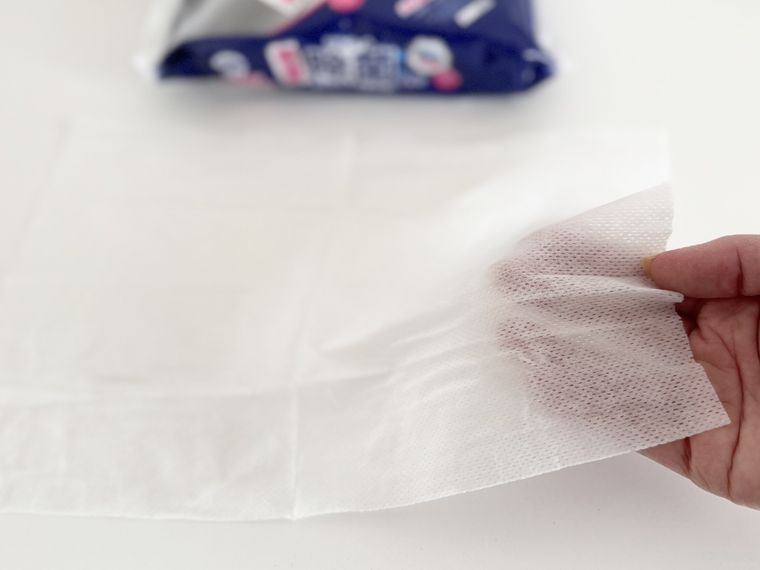 ダイソーアルコール20除菌大判ウェット極厚、25枚、24h抗菌を透かしている様子