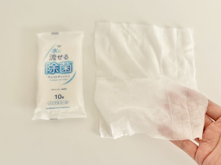 キャンドゥ水に流せるノンアルコール除菌ウェットティッシュを透かしている様子