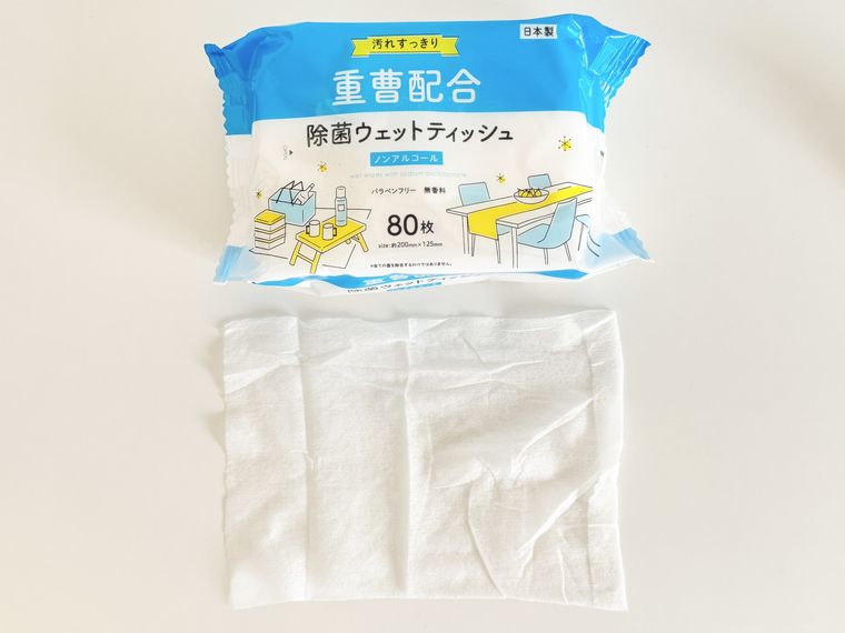 キャンドゥ重曹配合除菌ウエットティッシュのパッケージと中身