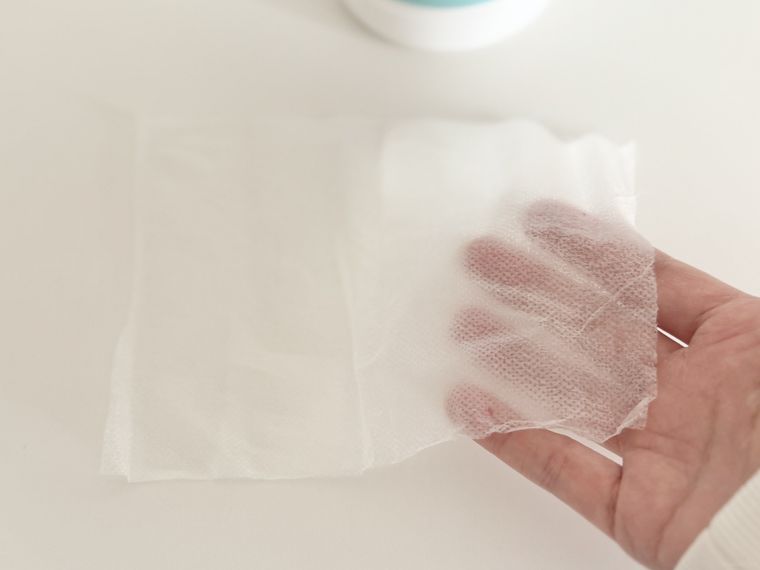 セリアウェットティッシュボトルを透かしている様子