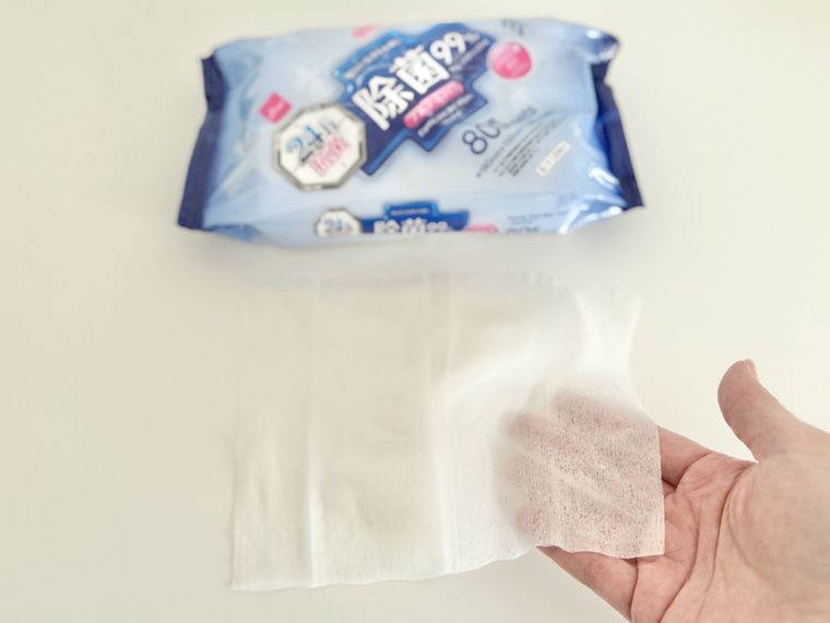 ダイソー除菌ファミリーウェットアルコール、80枚、抗菌を透かしている様子