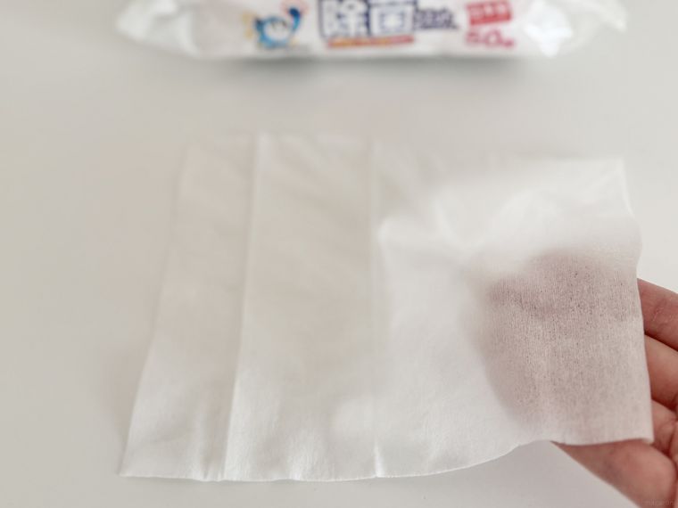 ダイソー除菌ウエットティッシュ極厚タイプ、激退くん、50枚を透かしている様子