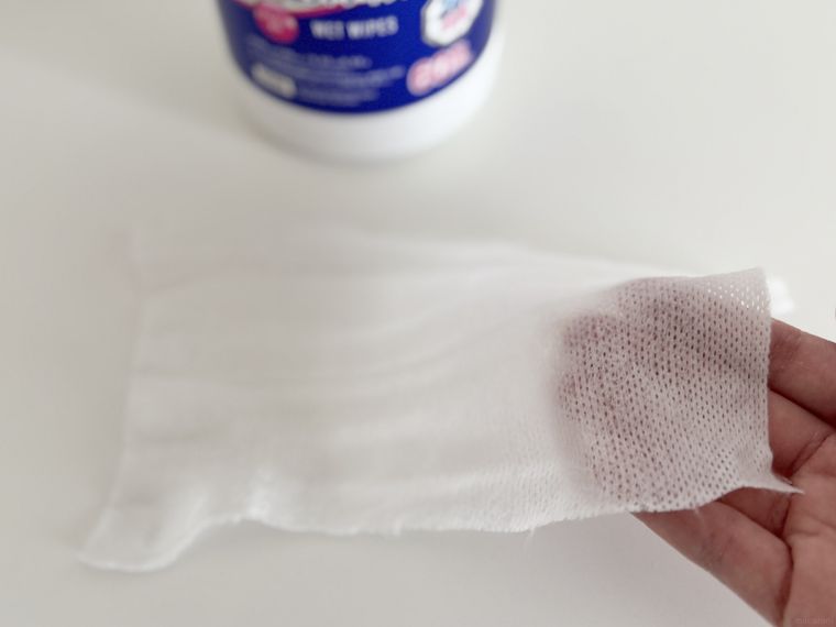 アルコール20除菌ボトルウェットティッシュ極厚、60枚、24h抗菌を透かす様子