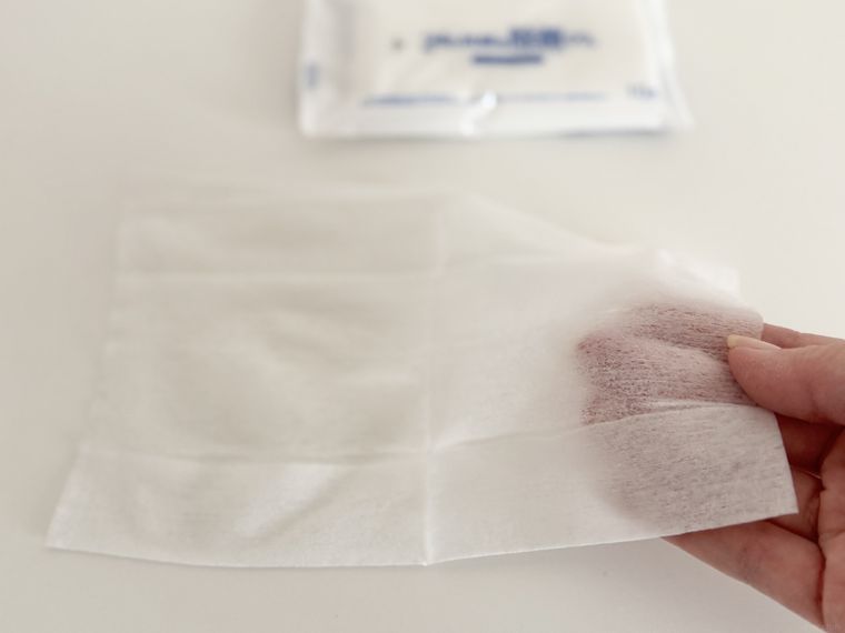 ダイソーノンアル除菌ポケットウェット10枚、4パック、抗菌を透かしている様子