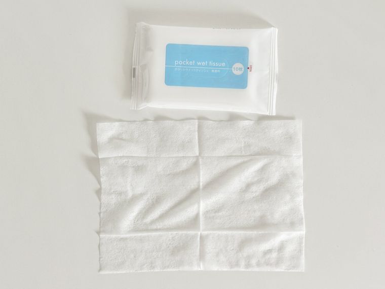 セリアポケットウエットティッシュ 無香料のパッケージと中身
