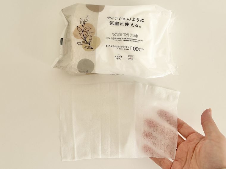 キャンドゥ手・口拭きウェットティッシュを透かしている様子