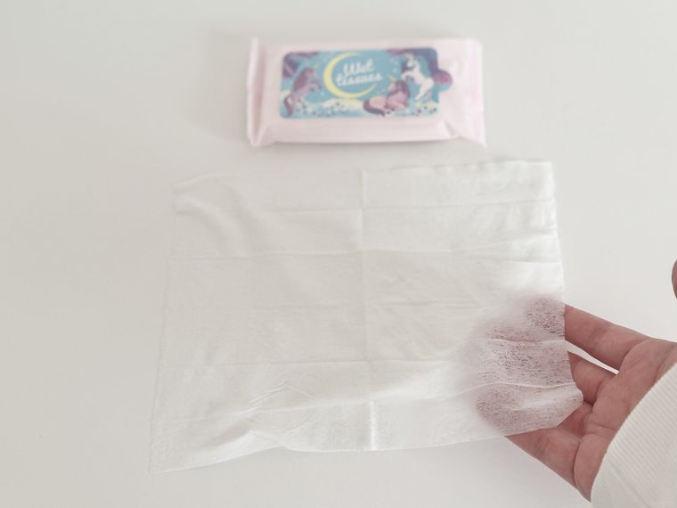 セリア除菌ウエットティッシュ 携帯用 ゆめかわを透かしている様子