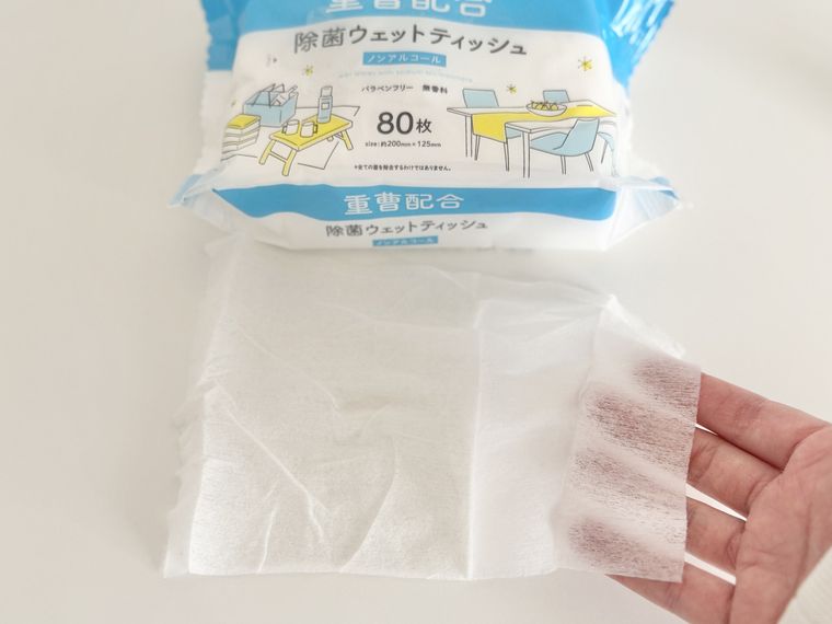 キャンドゥ重曹配合除菌ウエットティッシュを透かしている様子