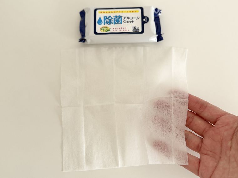 キャンドゥミニミニ除菌アルコールウェットを透かしている様子