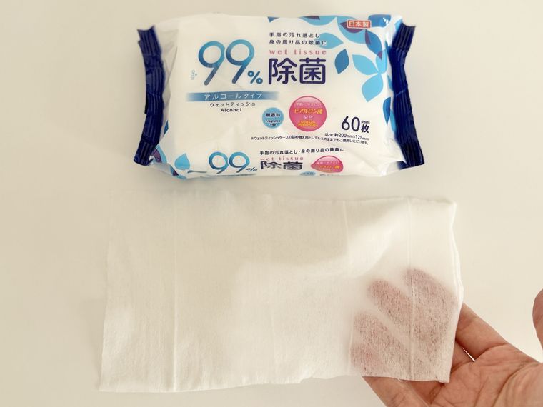 キャンドゥ除菌ウェットティッシュを透かしている様子