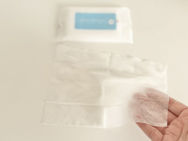 セリアポケットウエットティッシュ 無香料を透かしている様子