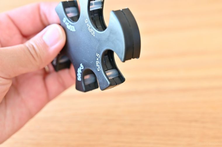 黒いコインホルダーの内側についているストッパー