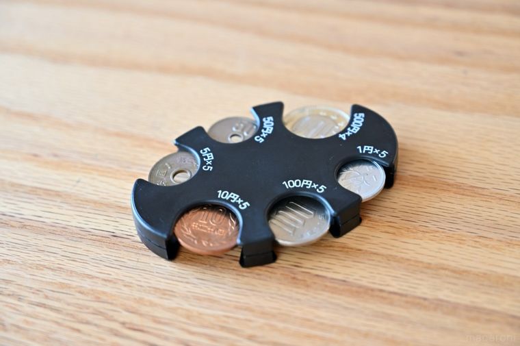 6種類の硬貨をはめた黒いコインホルダー