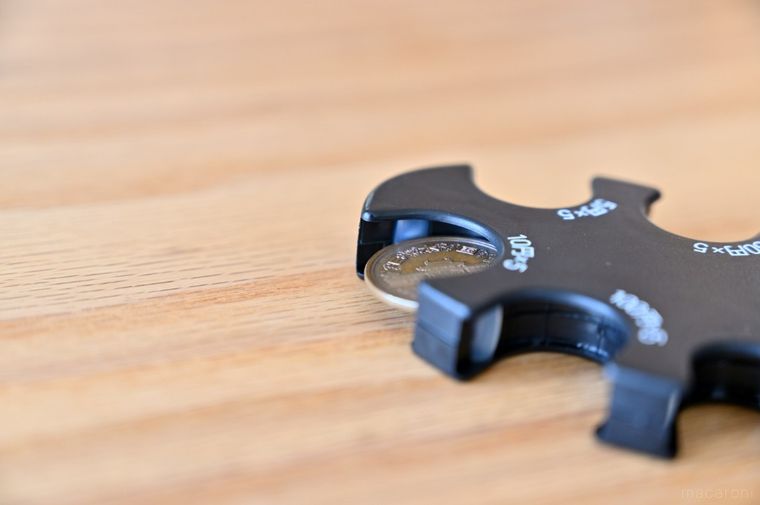 黒いコインホルダーに10円玉をはめこんだ