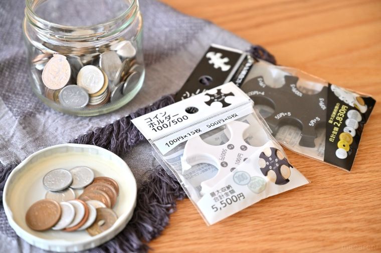 2種類のコインホルダーと瓶に入った小銭