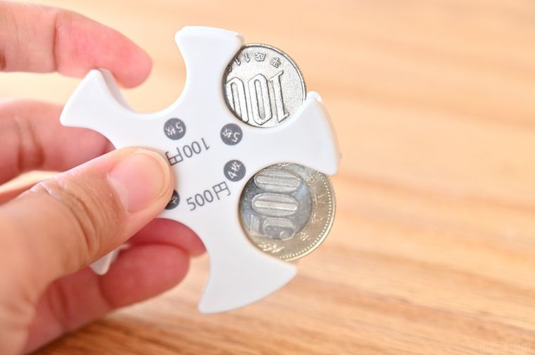 白いコインホルダーに2種類の硬貨をはめている