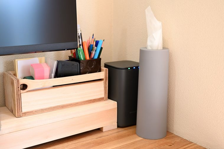 デスクの隅に置かれた筒状ティッシュケース