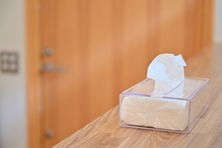 玄関にクリアティッシュケースを置いている