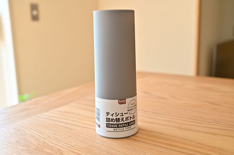 セリアにあるグレーの筒状ティッシュケース