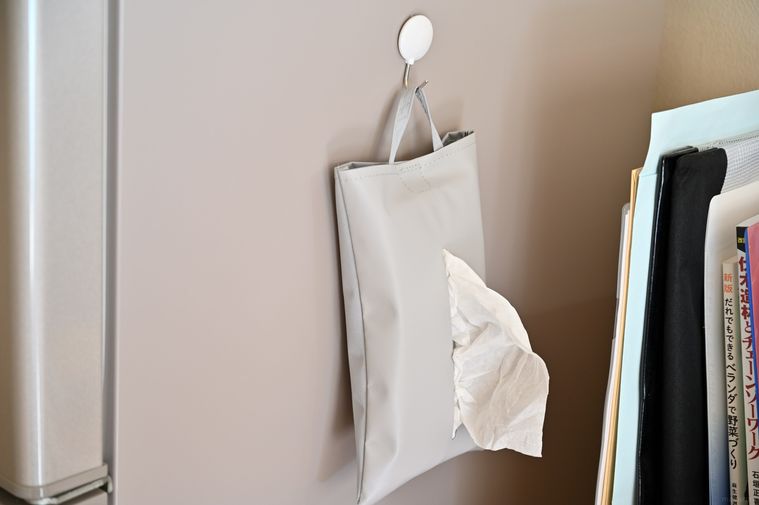 冷蔵庫横にフックで吊り下げたティッシュケース