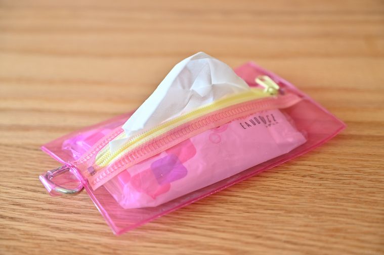 ピンクのポーチからティッシュが出ている